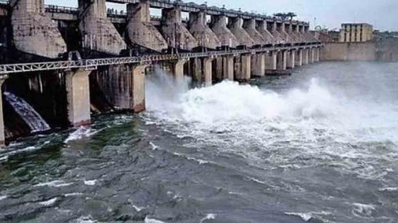 Singuru project | సింగూరు ప్రాజెక్ట్కు కొనసాగుతున్న వరద