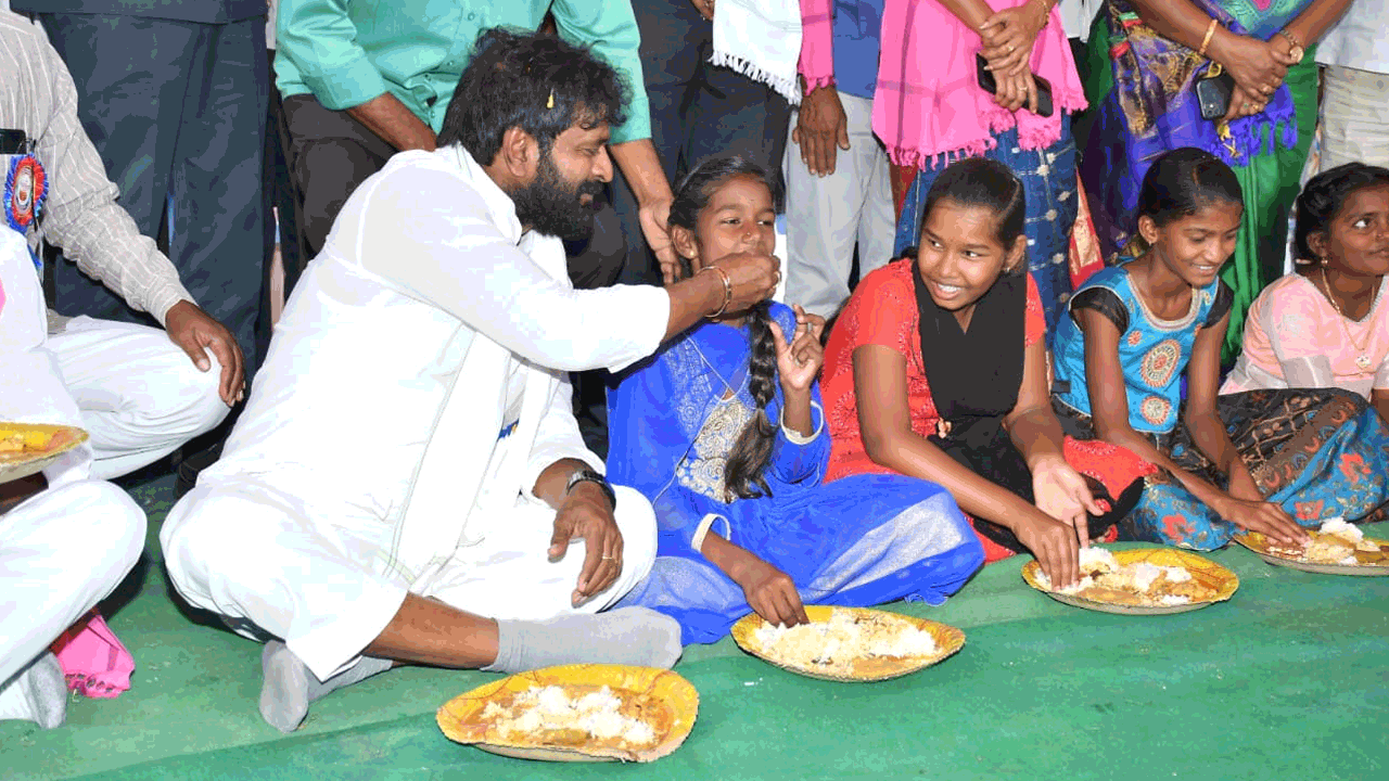 విద్యార్థినికి గోరుముద్దలు తినిపించిన మంత్రి శ్రీనివాస్‌ గౌడ్‌