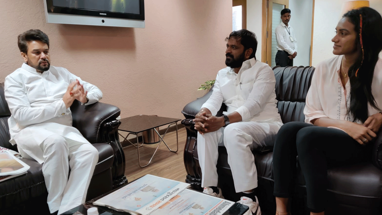 కేంద్ర మంత్రి అనురాగ్ ఠాగూర్‌తో మంత్రి శ్రీనివాస్ గౌడ్ భేటీ