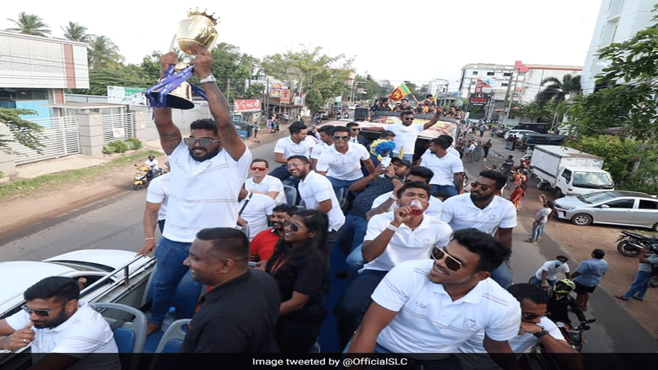 ఆసియాకప్ గెలిచిన ఆనందం.. విక్టరీ పరేడ్లో లంక క్రికెటర్లు
