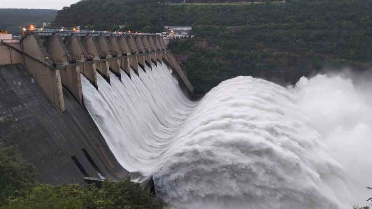 ఉరకలేస్తున్న కృష్ణమ్మ.. శ్రీశైలం ప్రాజెక్టు 10 గేట్లు ఎత్తివేత‌