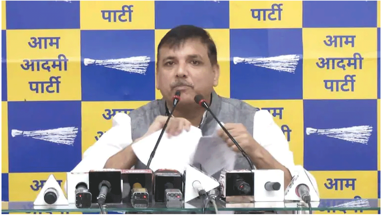 ఎల్‌జీ నోటీసుల‌కు భ‌య‌ప‌డేది లేదు : ప్ర‌తుల‌ను చించేసిన ఆప్ నేత