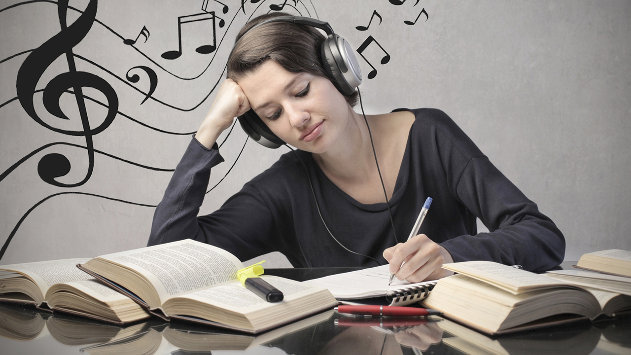 పాట‌లు వింటూ చ‌దువుకుంటే మార్కులు బాగా వ‌స్తాయంట‌!!