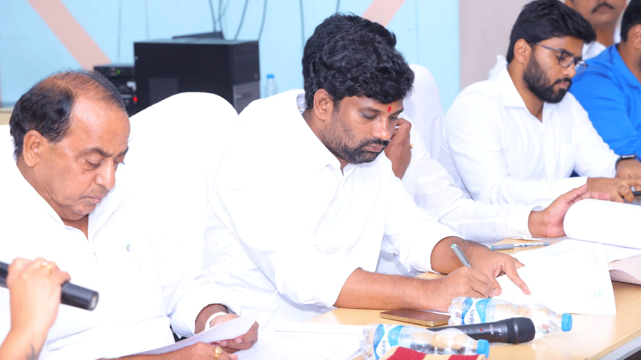 సమస్యలు సత్వరమే పరిష్కరించాలి : విప్ బాల్క సుమన్