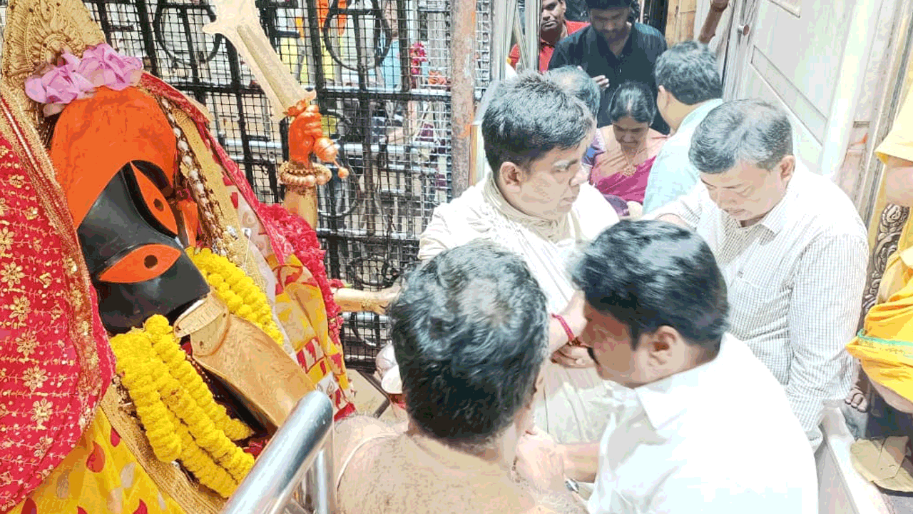 కాళికామాతను  దర్శించుకున్న మంత్రి తలసాని