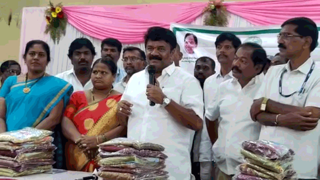 బన్సీలాల్‌పేటలో బతుకమ్మ చీరలను పంపిణీ చేసిన మంత్రి తలసాని