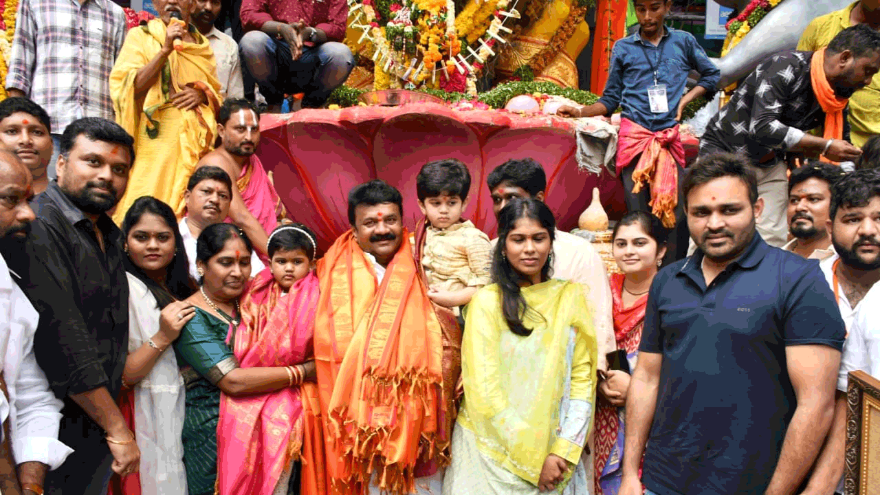 ఖైరతాబాద్ గణేశుడిని దర్శించుకున్న మంత్రి తలసాని