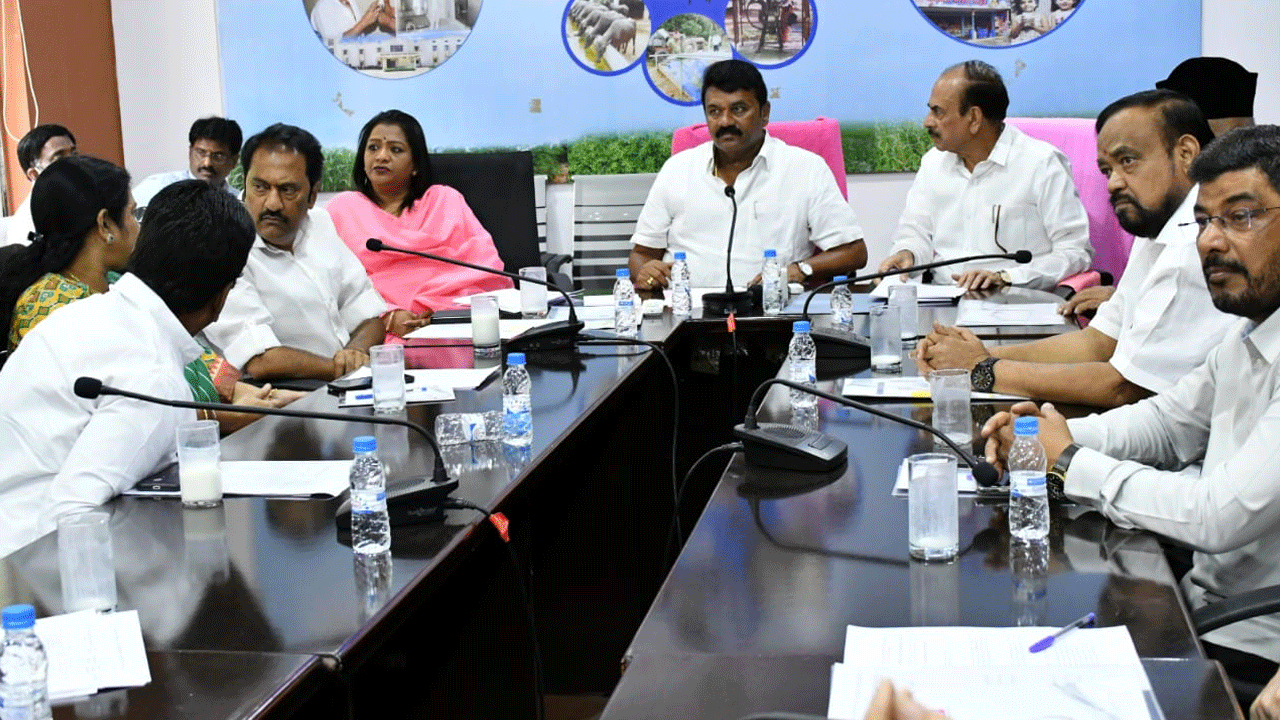 దళిత బంధు పథకం అమలుపై సమీక్షించిన మంత్రి తలసాని