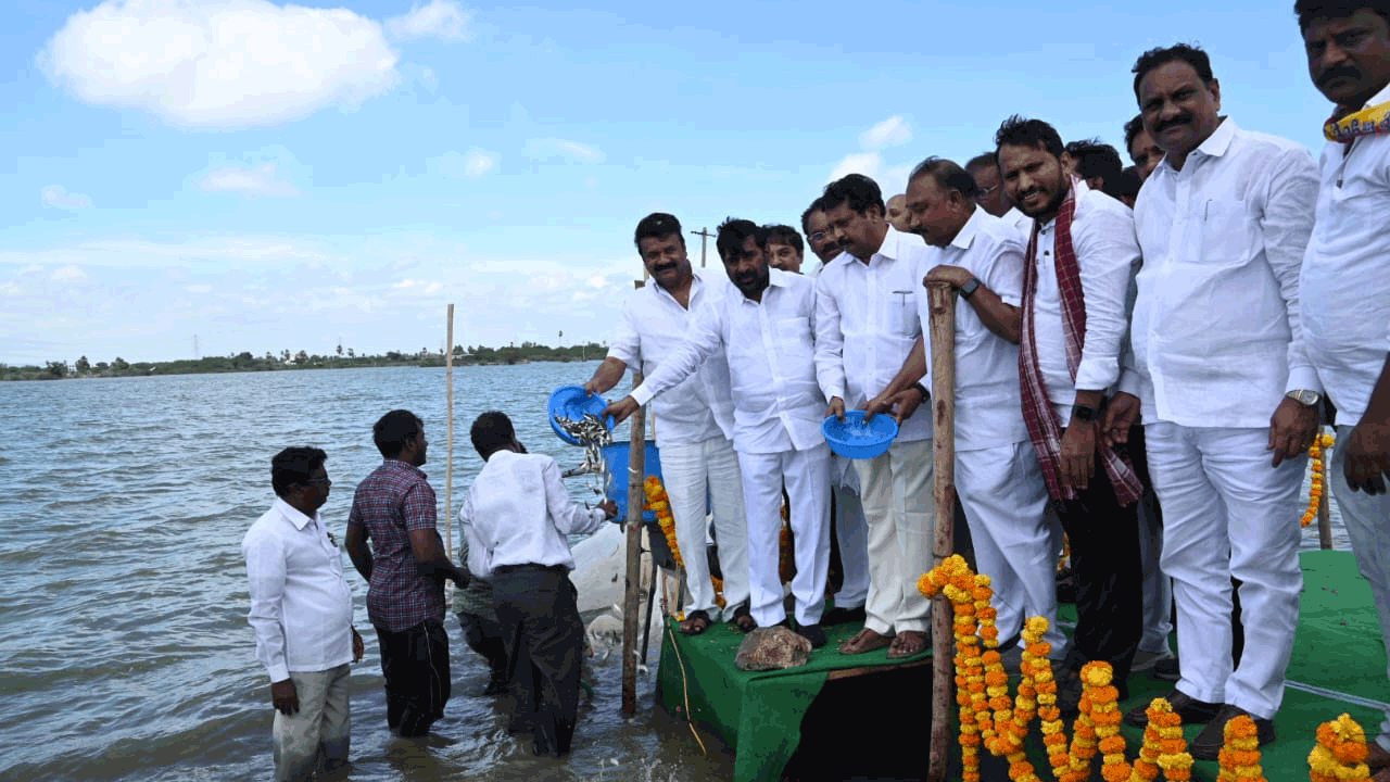 Nallagonda | కిష్టాపురం చెరువులో చేప పిల్లలు వదిలిన మంత్రులు