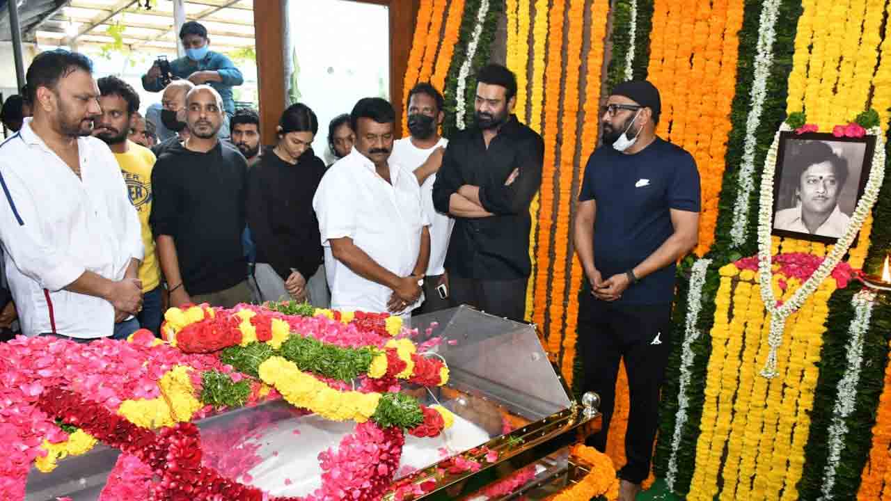 కృష్ణంరాజు భౌతిక‌కాయానికి నివాళుల‌ర్పించిన మంత్రి త‌ల‌సాని