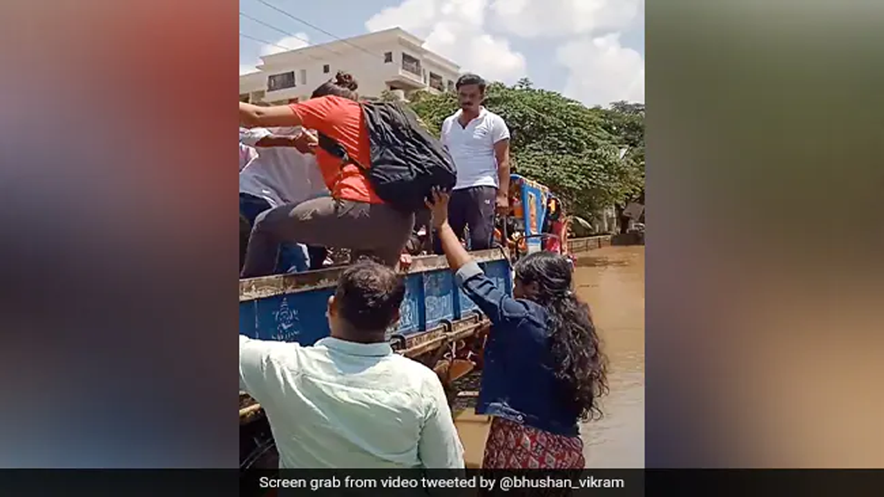 బెంగుళూరు జ‌ల‌మ‌యం.. ట్రాక్ట‌ర్ల‌లో ఆఫీసుకు వెళ్తున్న టెకీలు