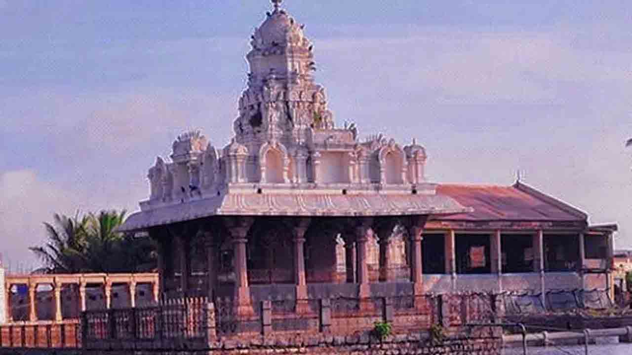 దేవుడి విగ్రహాన్ని బాలుడు తాకాడని.. దళిత కుటుంబం బహిష్కరణ