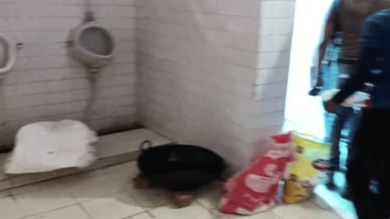 యూపీలో దారుణం.. స్టేడియం టాయిలెట్‌లో క‌బ‌డ్డీ ప్లేయ‌ర్ల‌కు భోజ‌నం