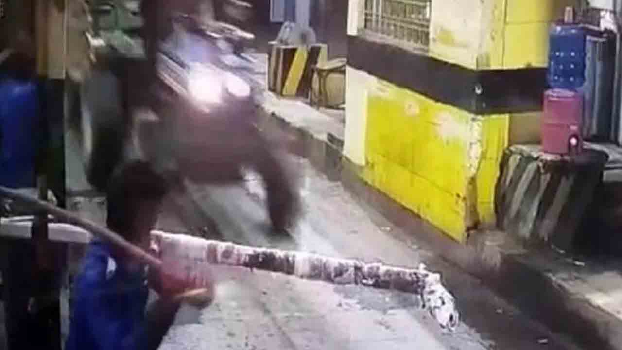 యూపీలో ఇసుక మాఫియా ఆగడాలు