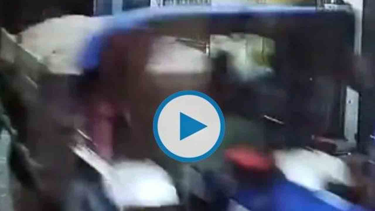 Viral Video:  యూపీలో టోల్‌ప్లాజా బారికేడ్ల‌ను ఢీకొడుతూ దూసుకెళ్లిన ట్రాక్ట‌ర్లు!