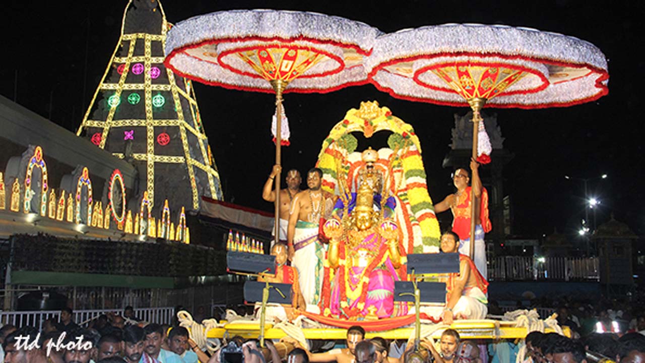 తిరుమలలో వైభవంగా పౌర్ణమి గరుడ సేవ