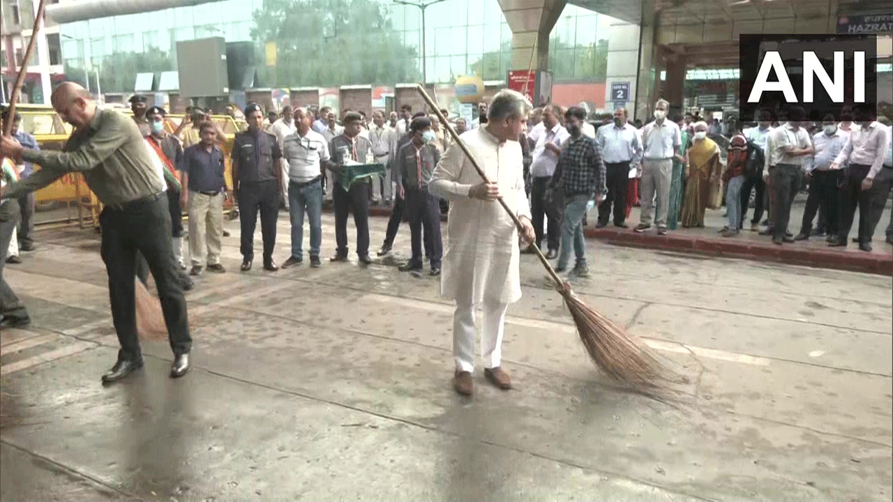 చీపురు ప‌ట్టి రైల్వే స్టేష‌న్‌లో ఊడ్చిన కేంద్ర మంత్రి