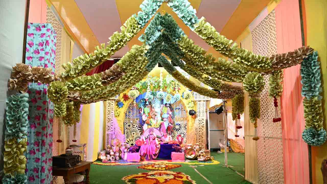 ఎక్క‌డ చూసినా నోట్లే..ఈ గ‌ణ‌ప‌తి అలంక‌ర‌ణ‌కు ఎంత డ‌బ్బు వాడారంటే?