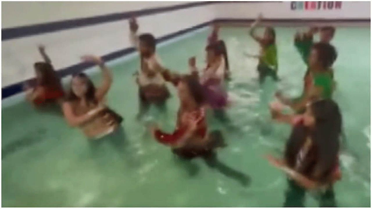వైర‌ల్ వీడియో : స్విమ్మింగ్ పూల్‌లో మ‌హిళ‌ల గ‌ర్బా..!