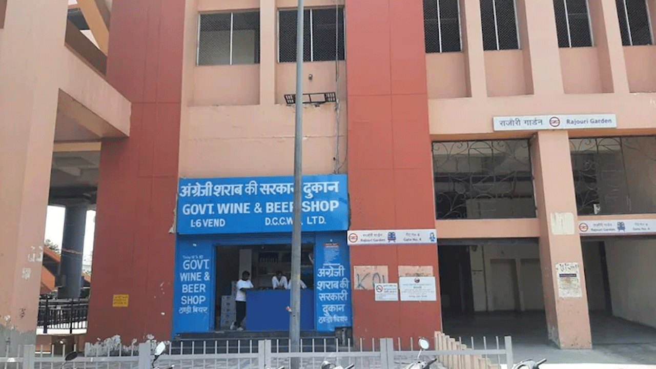 మెట్రో స్టేష‌న్ల‌లో మ‌ద్యం దుకాణాల ఏర్పాటు