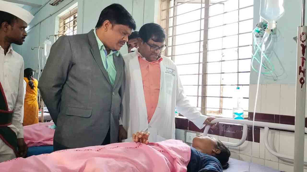 విద్యార్థినులను పరామర్శించిన సీనియర్ సివిల్ జడ్జి ఉపేందర్