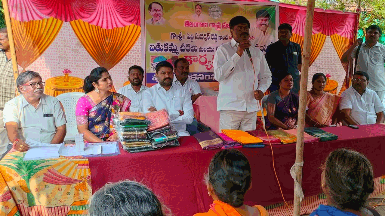 వరంగల్‌ జిల్లాలో పండుగలా బతుకమ్మ చీరల పంపిణీ