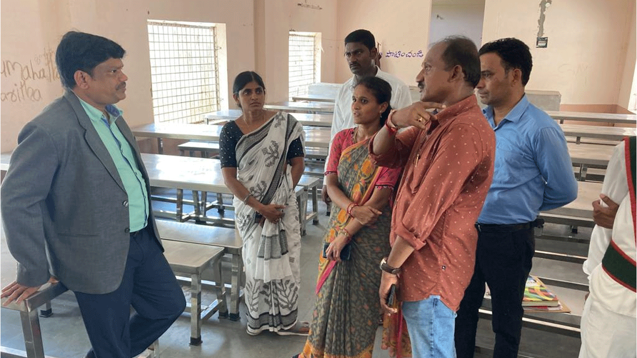 Warangal | ఫుడ్ పాయిజన్‌కు బాధ్యులైన వార్డెన్, కుక్‌ సస్పెన్షన్‌