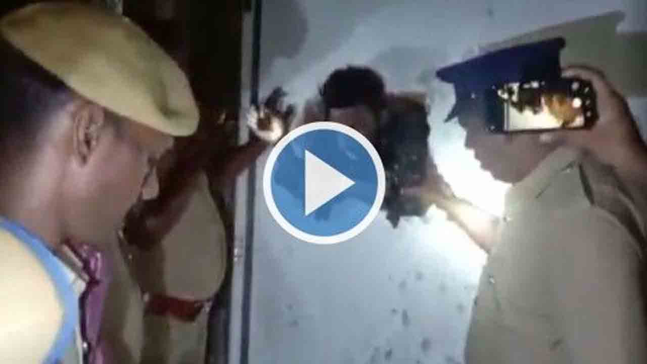 Viral video: ఇద్ద‌రు దొంగ‌లు వైన్స్‌షాప్ గోడ‌కు రంధ్రంచేసి లోపాల దూరారు.. ఆ త‌ర్వాత ఏమైందంటే?