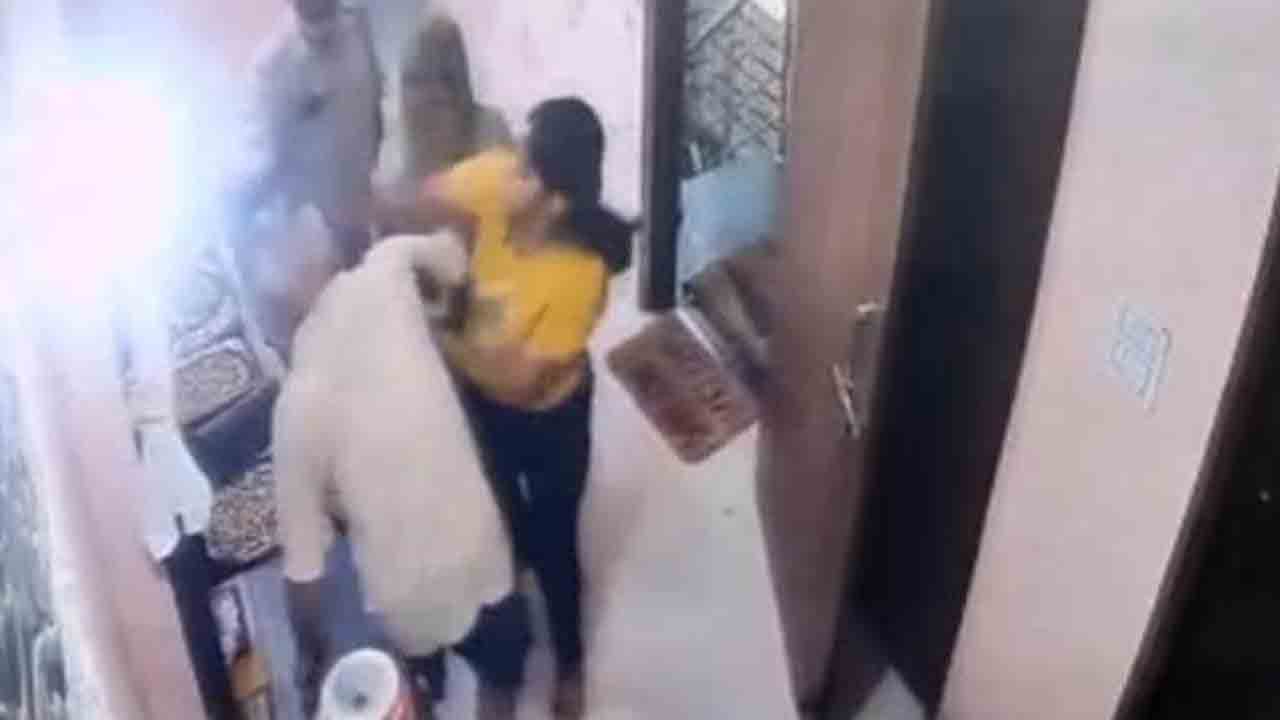 మామ‌పై దాడి చేసిన మ‌హిళా ఎస్ఐ.. వీడియో