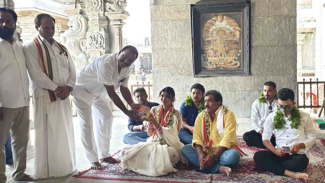 Yadadri temple | యాదాద్రీశుడి సేవలో మంచు లక్ష్మి