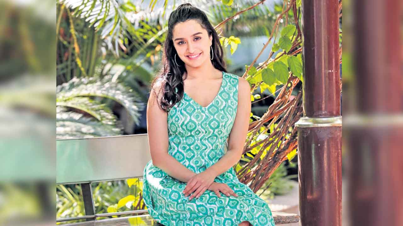 తుంకేశ్వరి స్పెప్పులు అదిరే..