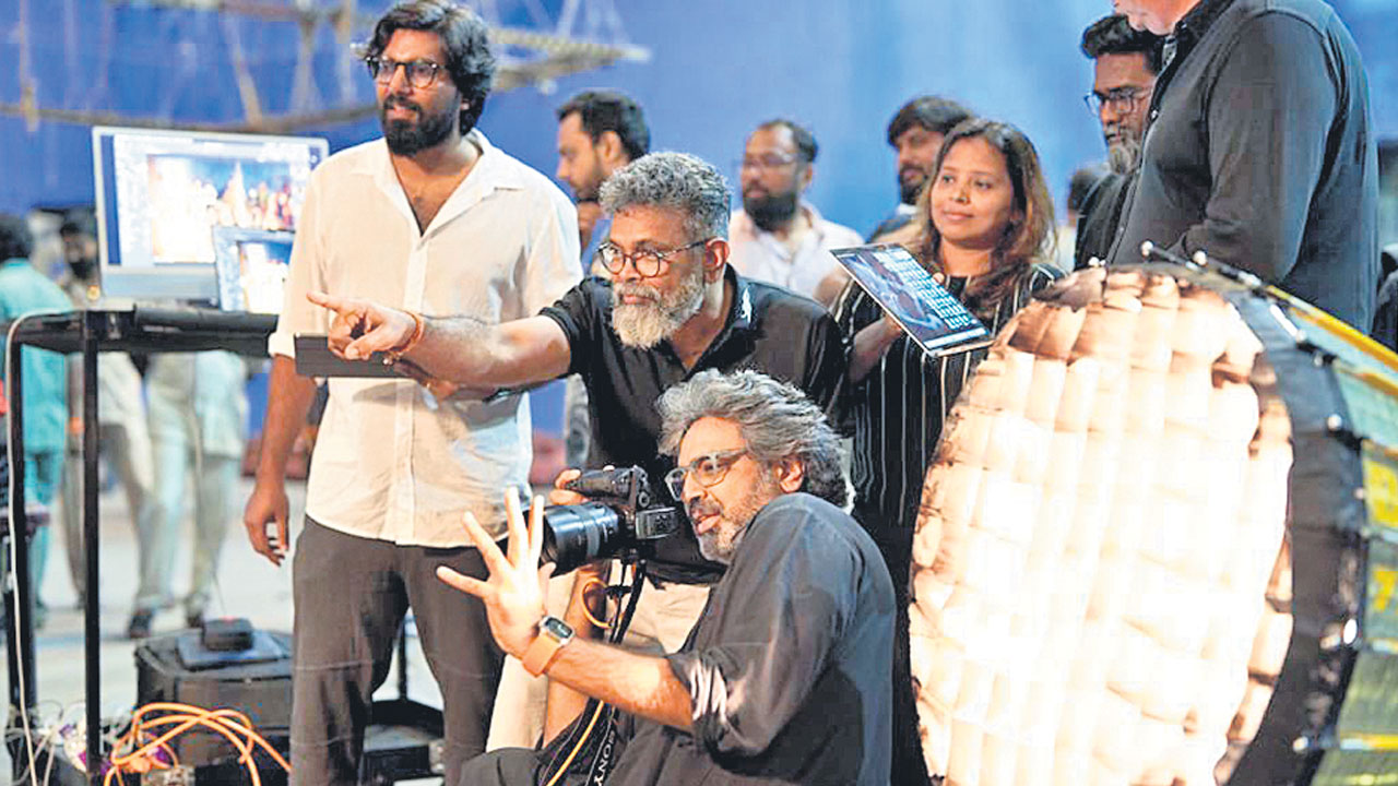 Pushpa The Rule | లొకేషన్‌లో సుకుమార్‌ టీం.. స్టిల్‌తో పుష్ప : ది రూల్‌ అప్‌డేట్‌