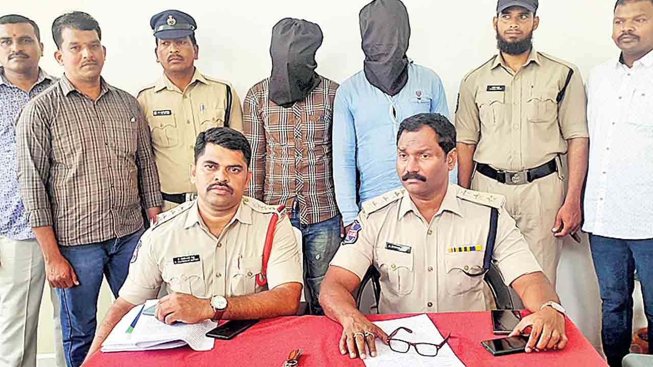 కష్టం లేకుండా డబ్బులు సంపాదించాలని చోరీలు..