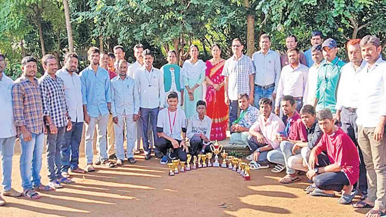 ఇటీవల కీసరగుట్టలో జరిగిన జిల్లా స్థాయి క్రీడల్లో రాణించిన గురుకుల కళాశాల విద్యార్థులు