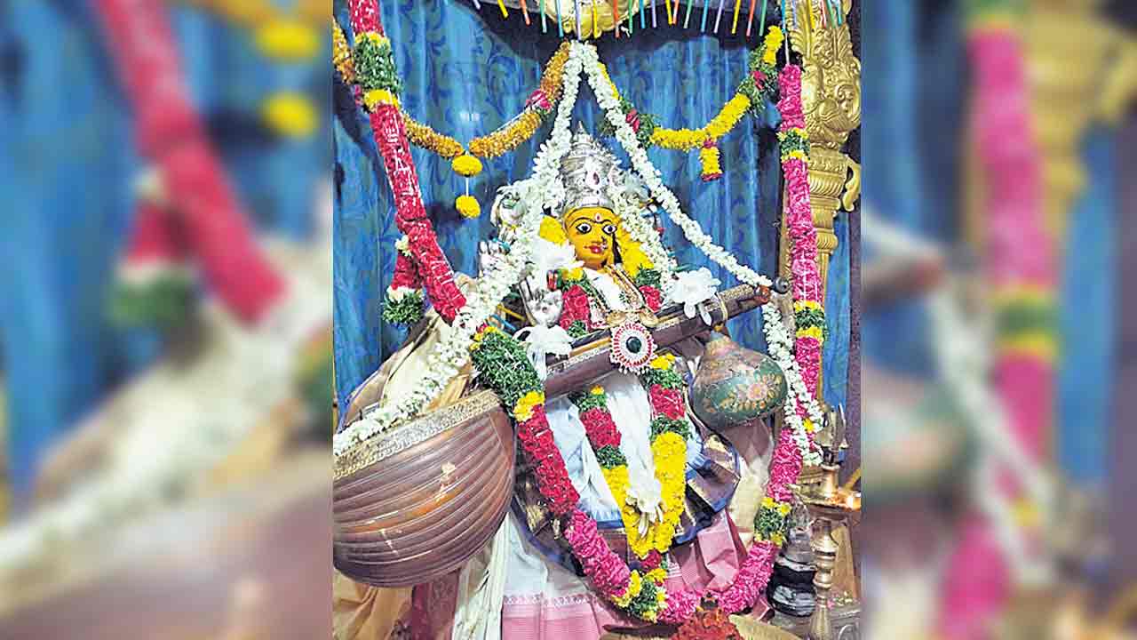 సరస్వతీదేవి అలంకరణలో అమ్మవారు