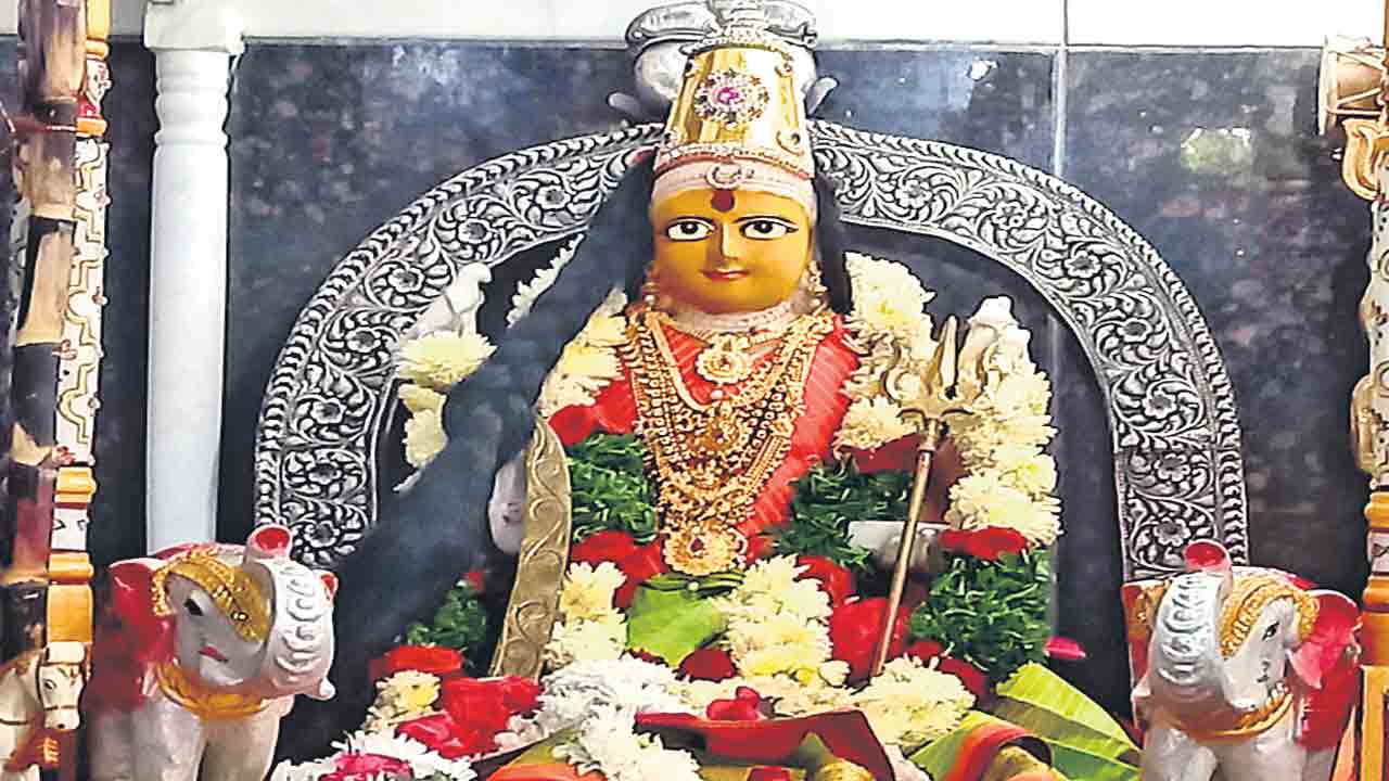 శక్తి స్వరూపిణి దుర్గాదేవి