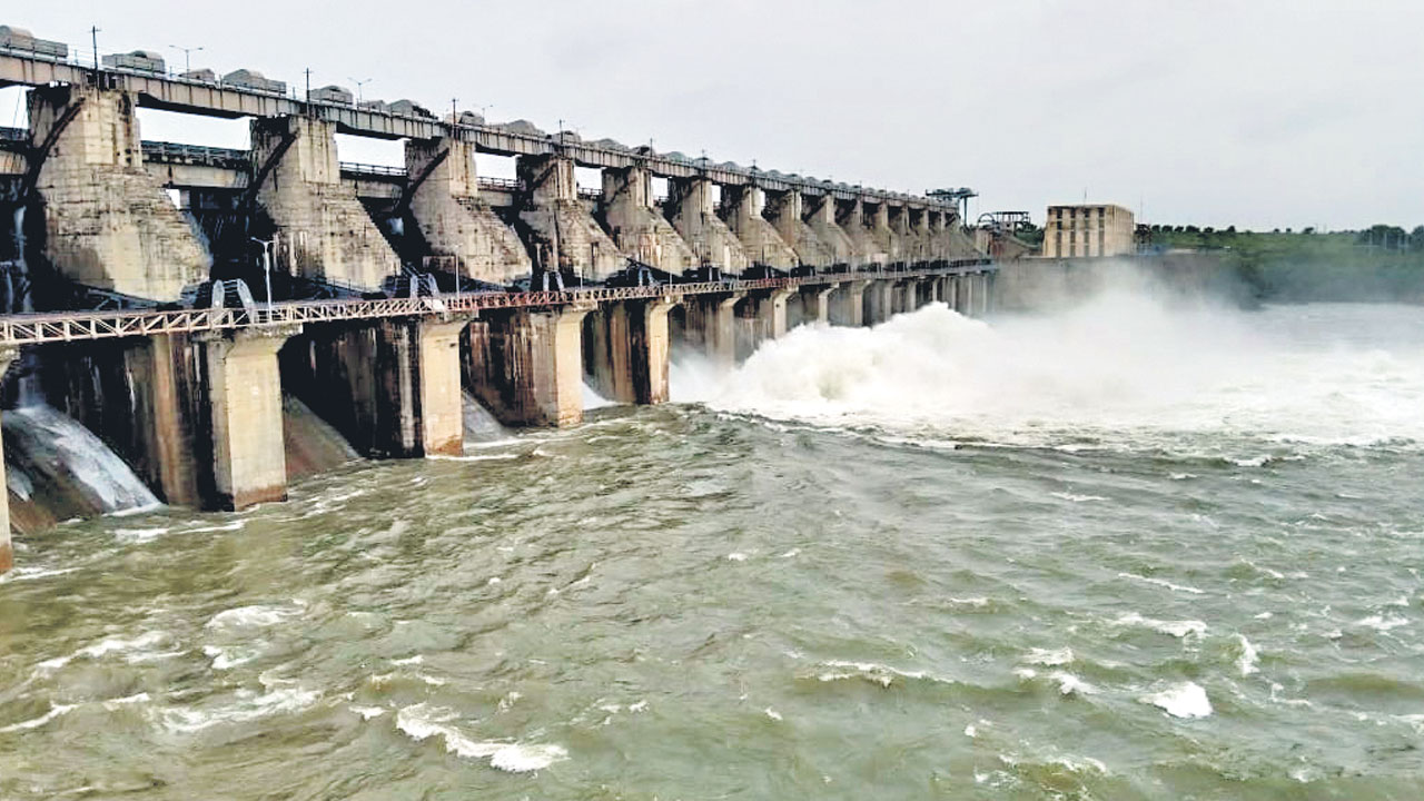 సింగూరుకు కొనసాగుతున్న వరద