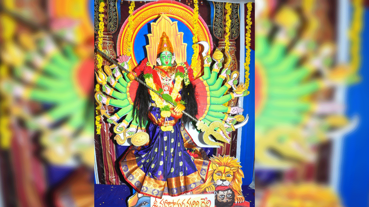 మహిషాసురమర్ధిని రూపంలో అమ్మవారు