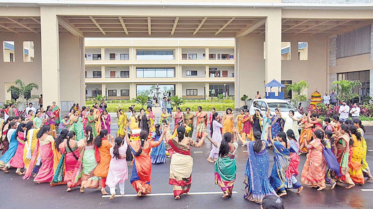 పూలను పూజించే సంస్కృతి తెలంగాణది..