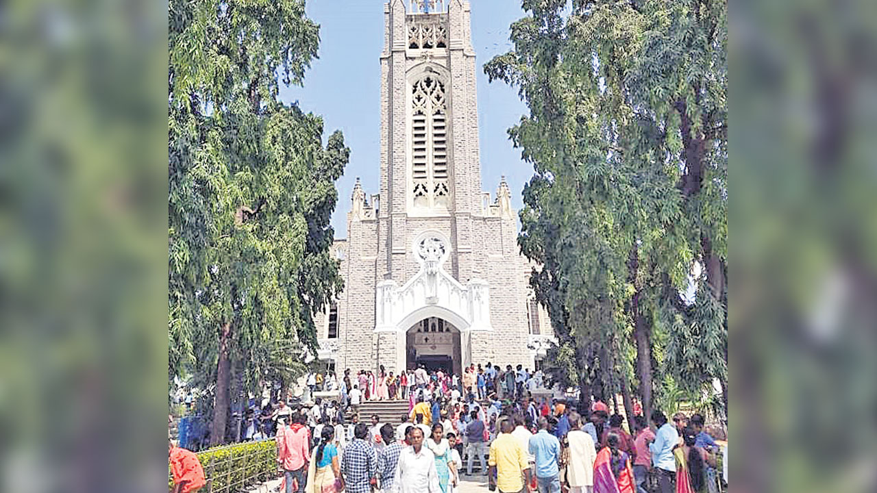 కేతకీ వనంలో భక్తుల పూజలు