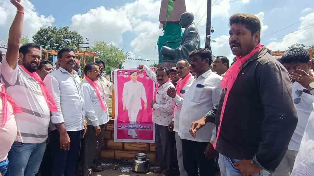 సీఎం కేసీఆర్‌ చిత్రపటానికి పాలాభిషేకం