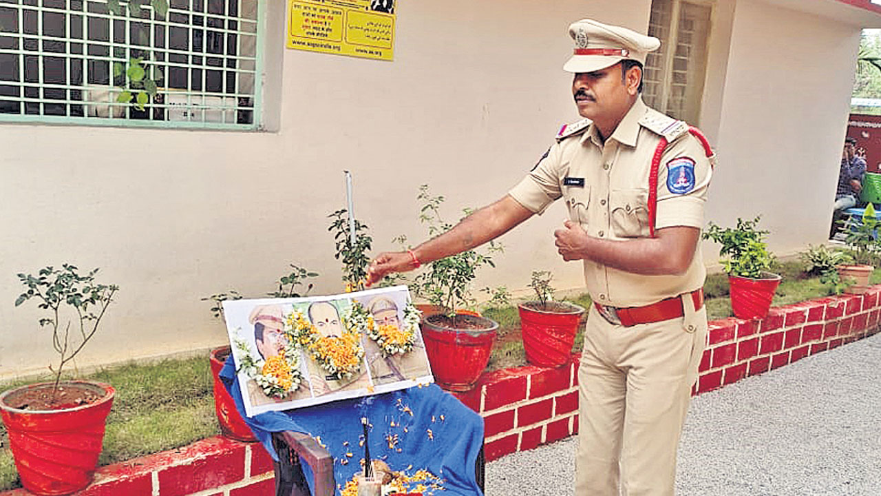 అమరవీరుల త్యాగాలను స్ఫూర్తిగా తీసుకోవాలి