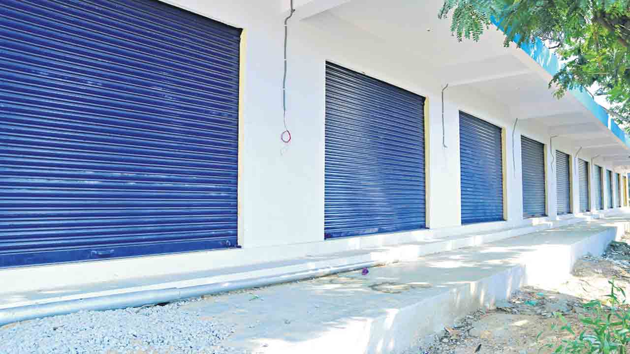 ప్రారంభానికి సిద్ధంగా దుకాణాల సముదాయం