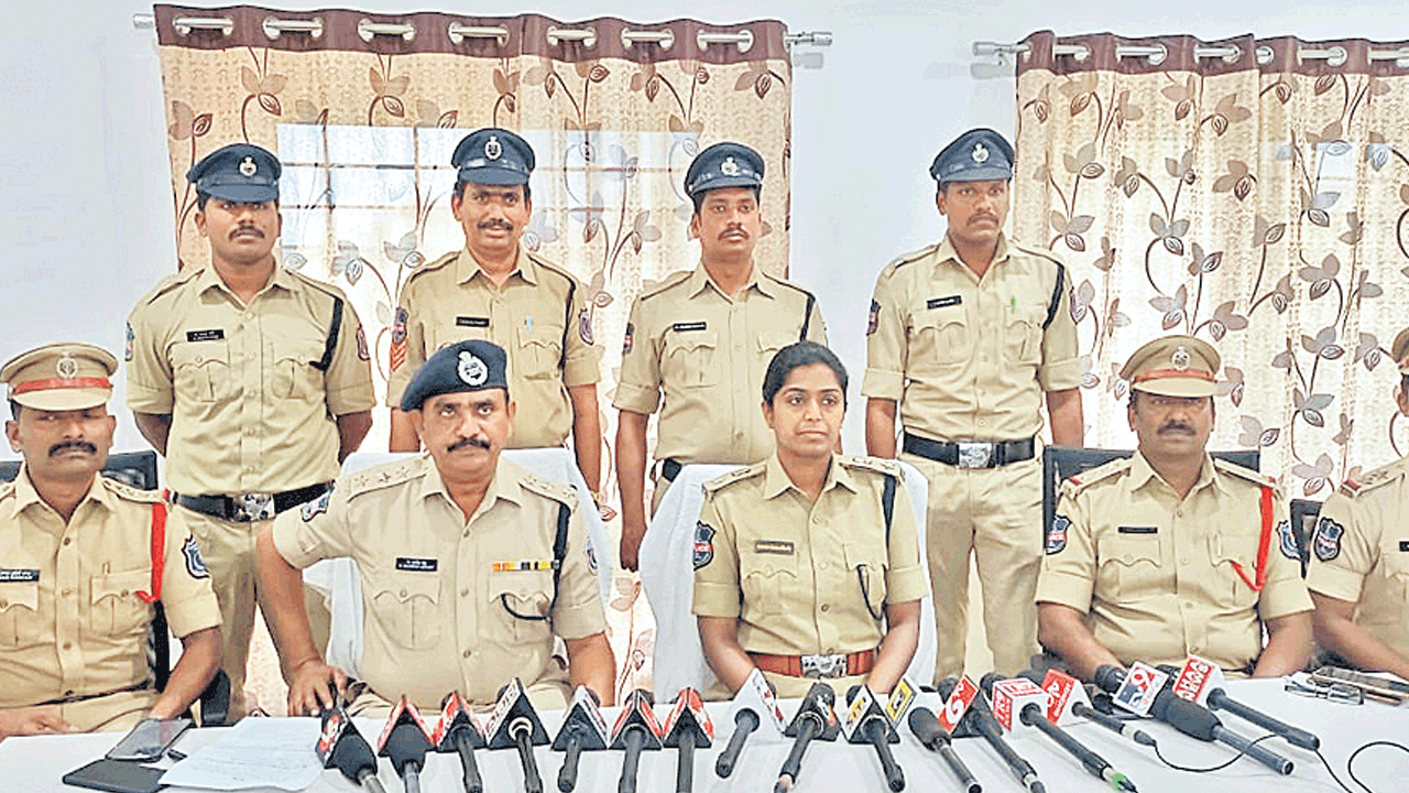 తాళం చెవి పెట్టే చోటు గమనించి..