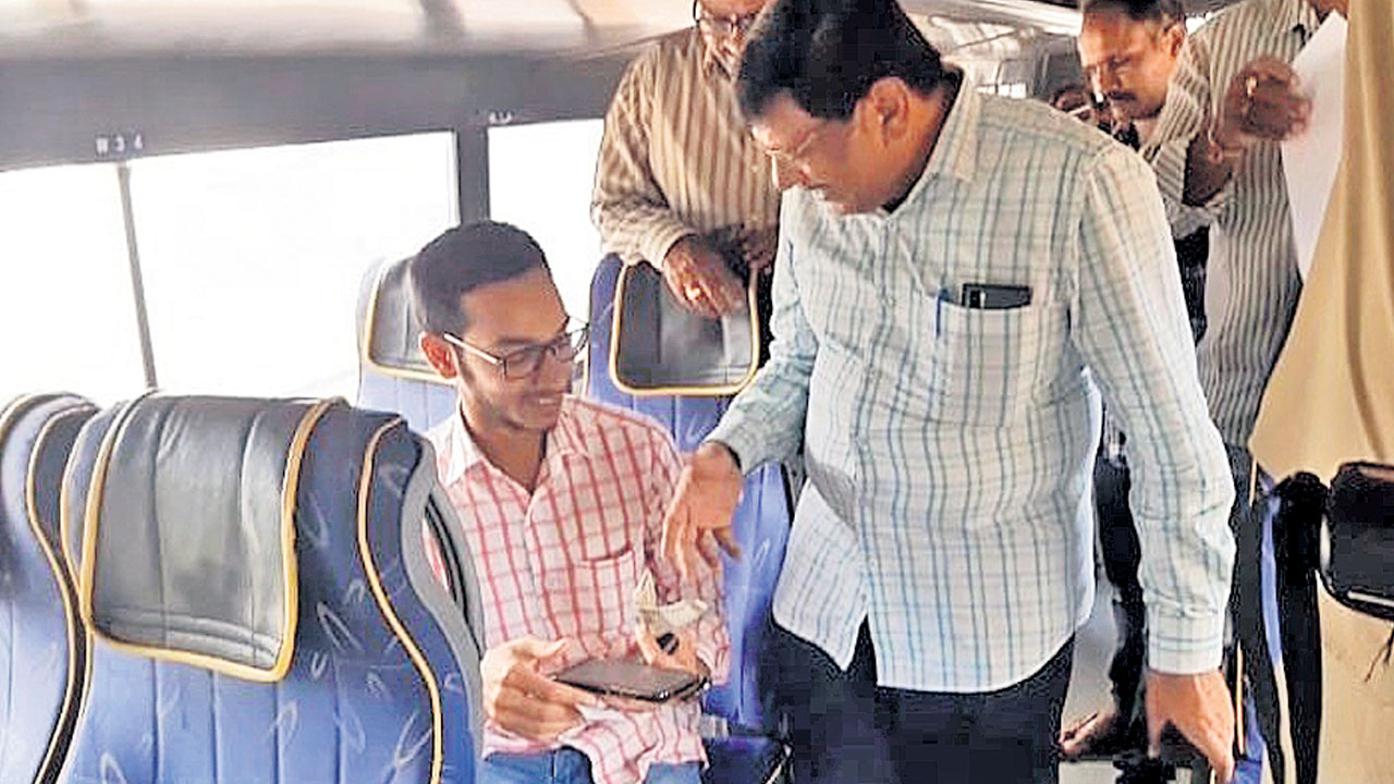 బస్సుల్లో నగదు రహిత లావాదేవీలు