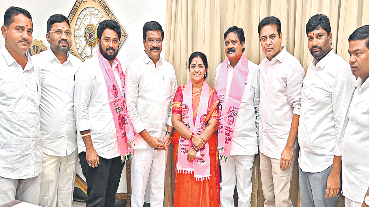 టీఆర్ఎస్లో చేరిన నల్లాల దంపతులు