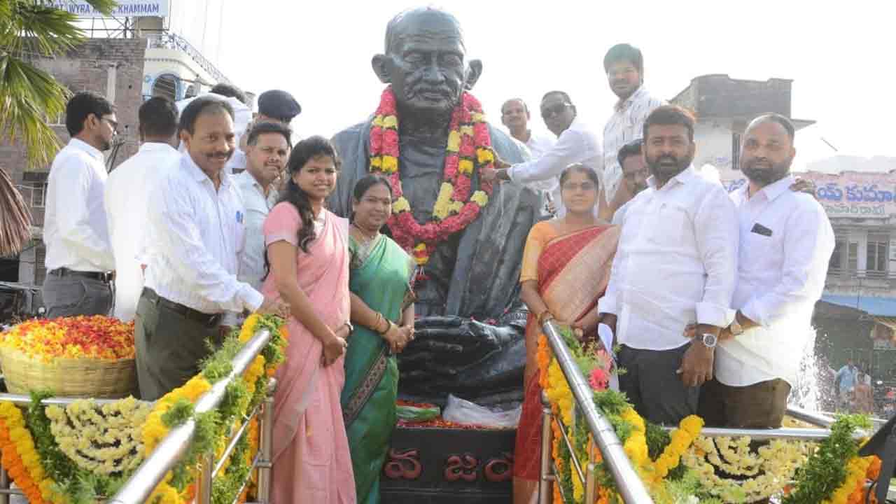 మహాత్ముడి ఆశయ సాధనకు కృషి చేయాలి