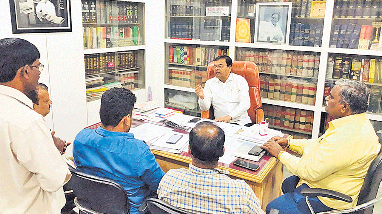 పెండింగ్‌ పనులు వెంటనే పూర్తి చేయాలి