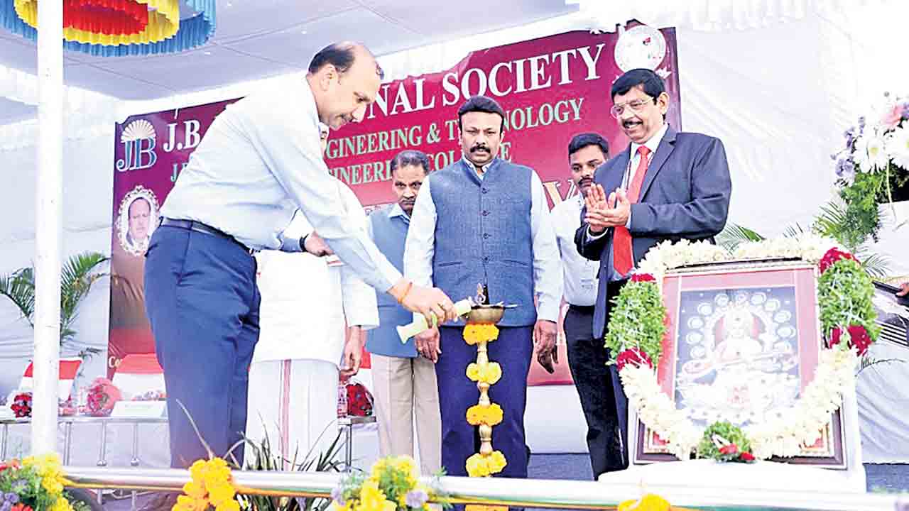 కలలను సాకారం చేసుకోవాలంటే కష్టపడి చదవాలి