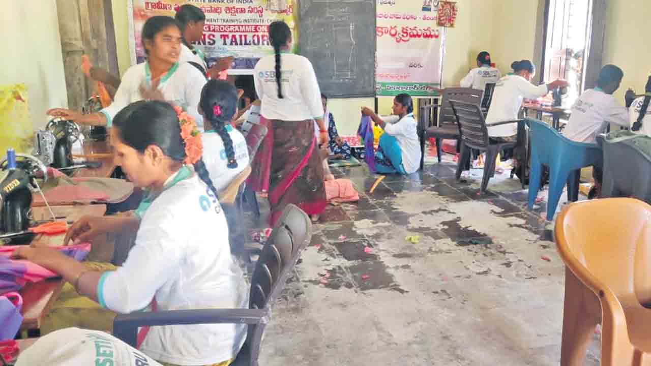 కూలీల కుటుంబ సభ్యులకు స్వయం ఉపాధి